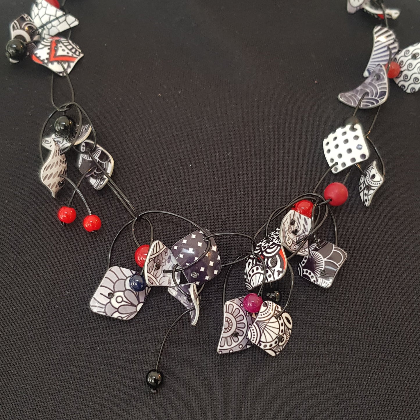 Artistic Pebbles Necklace - Black & White